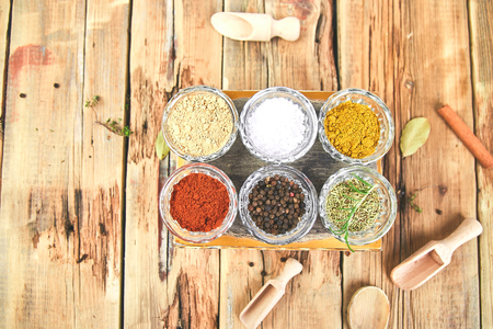 Flat lay of Seasoning background. Spice and herb seasoning with fresh and dried herbs and spices in bowls. Colourful various herbs and spices for cooking on wooden rustic background. Top view.
の写真素材