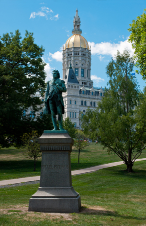 Hartford Connecticut Capitol and Israel Putnam Statue in Busnell park.のeditorial素材
