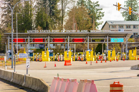 Surrey, Canada - Mar 29, 2020: Empty car lanes at Pacific Border Crossing USA entrance during Covid-19 Coronavirus shutdown, normally one of the busiest border crossings between the USA and Canadaのeditorial素材
