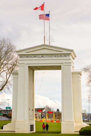 Surrey, Canada - Mar 29, 2020: Coupel walking through Peach Arch at USA Canada border during Covid-19 pandemicのeditorial素材