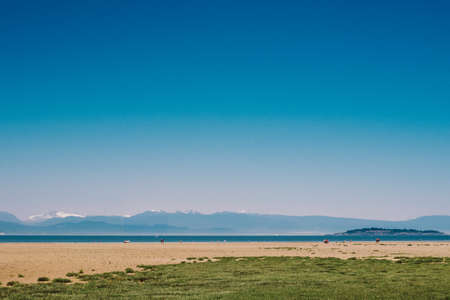 Parksville, Canada - June 27, 2021: Beachgoers at Rathtrevor Beach on sunny day.のeditorial素材