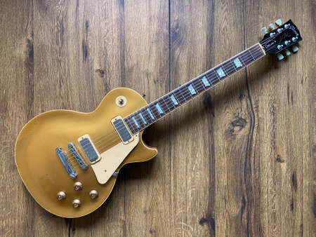 Bangkok, Thailand - march 25, 2021: Gibson Les Paul Deluxe Gold top More balanced pickups plus hotârod wiring for coil splitting and onboard Boost update this '70s icon for the 21st Century.のeditorial素材