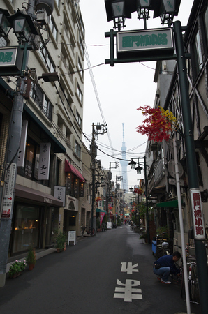 tokyo street with skytree in background sorrounded by fogのeditorial素材