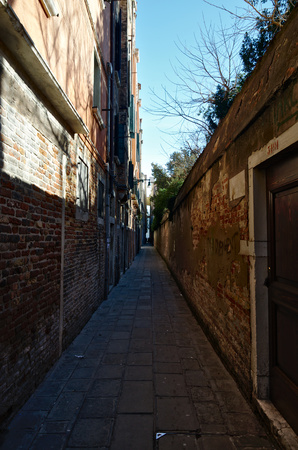 02-06-2016, Venice, Italy: Narrow empty alley in Venice inside the old city.のeditorial素材