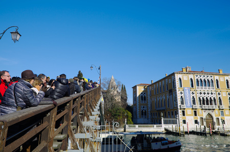 02-06-2016, Venice, Italy: People taking photos from the "ponte dell'accademia" bridge. The only wooden bridge in Venice.のeditorial素材
