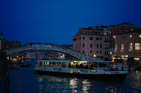 02-06-2016, Venice, Italy: Venice at dusk ith its canal, bridges and boats.のeditorial素材