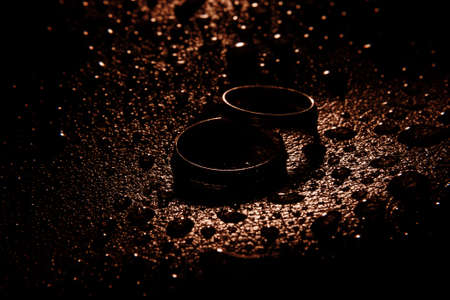 Silver wedding rings between drops, macro, water objectの写真素材