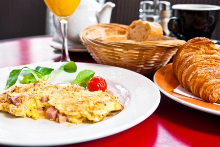 omelet with ham tomato and green salad