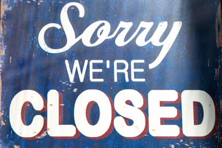 retro style closed sign in a shop windowの写真素材