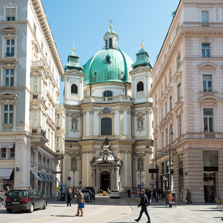 VIENNA, AUSTRIA-April 20 : Tourists on foot Graben Street in Vienna on April 20, 2016.Vienna is Austria's primary city, with a population of about 1.757 million.のeditorial素材