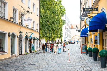 MUNICH, GERMANY-June 4: Street view of Tourists on foot Street in Downtown Munich on June 3, 2016, in Munich, Germany.のeditorial素材