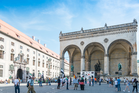 MUNICH, GERMANY-July 7, 2016: Street view of Tourists on foot Street in Downtown Munich on July 7, 2016, in Munich, Germany.のeditorial素材