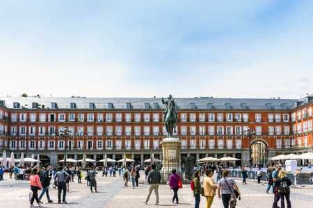 MADRID, SPAIN - April 20, 2017: Tourists on foot Graben Street Madridのeditorial素材