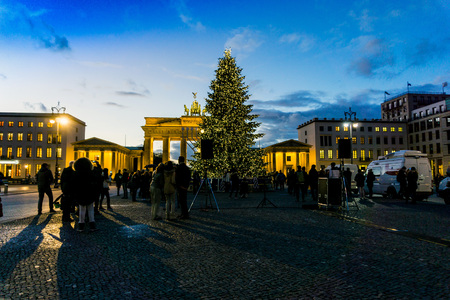 BERLIN, GERMANY- December 24, 2016: Brandenburg Gate (Brandenburger Tor) famous landmark in Berlin, Germany,rebuilt in the late 18th century as a neoclassical triumphal arch in Berlinのeditorial素材