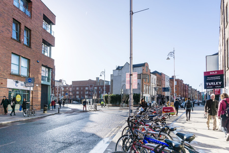 DUBLIN, IRELAND - March 31, 2017: Tourists on foot Graben Street of Dublin Irelandのeditorial素材