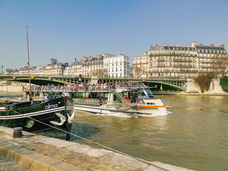 PARIS, FRANCE - MARCH 22, 2019: Scenery on the banks of the Seine in Parisのeditorial素材