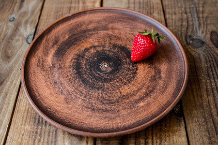 ripe juicy red strawberry on a plateの写真素材