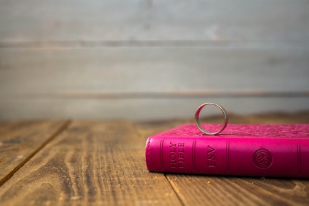 ring on the bible on wooden backgroundの写真素材