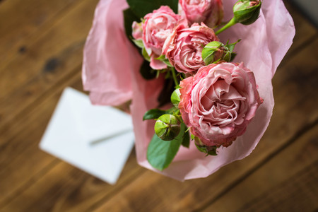 roses with envelope on wooden backgroundの写真素材