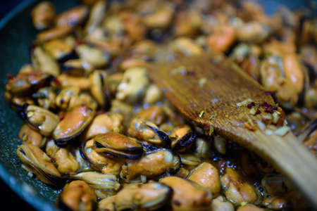 the process of frying mussels in the panの写真素材