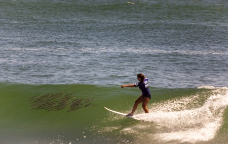 BREAKA BURLEIGH PRO 2013 , GOLD COAST, AUSTRALIA - FEB 3: Unidentified professional female surfer compete on the Burleigh Pro 2013 event, February 3, 2013, Burleigh , Gold Coast, Australia のeditorial素材