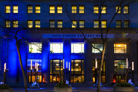 CALGARY CANADA 1-3-2015: Calgary at night is considered a beta- world city by the Globalization and World Cities study group and tied for 5th best - home for large number of corporate head officesのeditorial素材