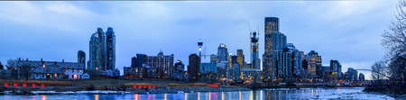 CALGARY CANADA 31-12-2015: Calgary at night is considered a beta- world city by the Globalization and World Cities study group and tied for 5th best - home for large number of corporate head officesのeditorial素材