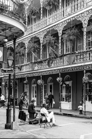 NEW ORLEANS, LOUISIANA USA- FEB 2 2016: An unidentified local jazz band performs in the New Orleans French Quarter on, to the delight of visitors in townのeditorial素材