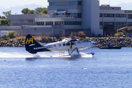 VICTORIA, BC, CANADA - JULY 24 2016: Float-plane traffic in the inner harbor. This transportation is vital and very frequent between Vitoria and Vancouver, also the flight is very pictures.のeditorial素材