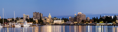 VICTORIA, BC, CANADA - AUG 16 2016. Victoria's charm and beauty has a lot to offer for any world traveler. Street lights reflect in water at Inner Harborのeditorial素材