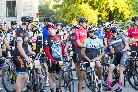 VICTORIA CANADA AUG 21 2016: Cyclists-all age and gender-compete in the Tour DE Victoria 140, 90, 45 km routes with world-class cycling routes and breathtaking sceners. On the route. Public event.のeditorial素材