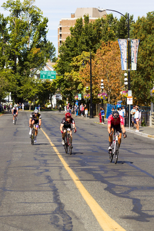 VICTORIA CANADA AUG 21 16: Cyclists all age and gender at the start line in the Tour DE Victoria 140, 90, 45 km routes with world-class cycling routes and breathtaking sceneries. Public event.のeditorial素材