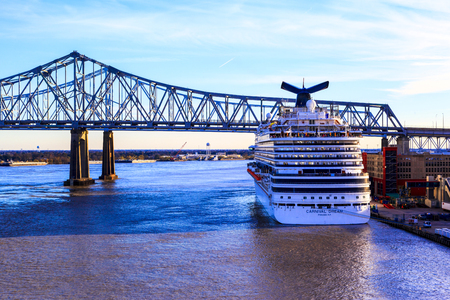 NEW ORLEANS USA 25.JAN. 2016: A Cruise Ship docked at the Mississippi River bridge in New Orleans.のeditorial素材