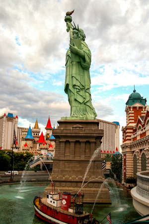 LAS VEGAS, NV - JUL 17, 2005: Vintage view of the Las Vegas Strip New York-New York. There are many cityscape change since there for this view doesn't exist any longer.  Gのeditorial素材