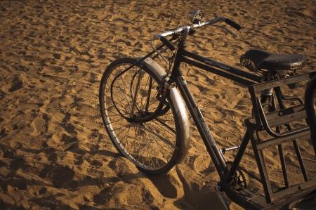 Cycle rickshaw on sand, Pushkar, Ajmer, Rajasthan, Indiaの写真素材