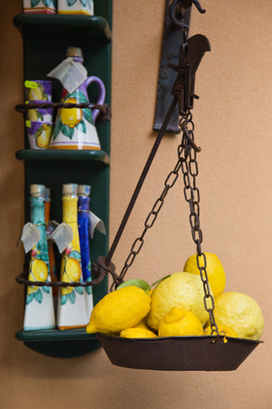 Lemons on a weighing scale at a market stall, Ravello, Amalfi Coast, Salerno, Campania, Italyの写真素材