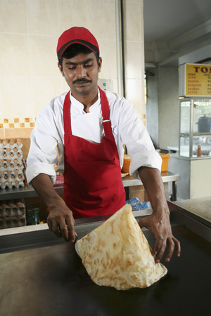 Man shaping roti tisuの写真素材