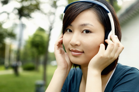 Woman listening to headphonesの写真素材