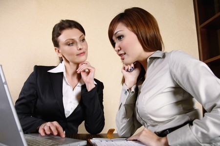 Businesswomen having discussionの写真素材