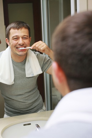  Man brushing his teeth