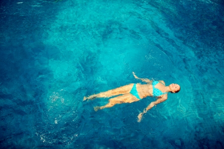 Woman swimming in poolの写真素材