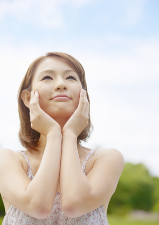 A young woman looking upの写真素材