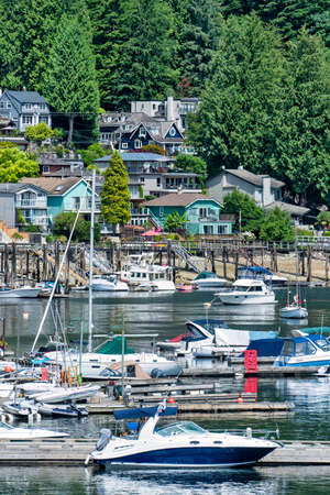Marine bay overview with residential houses on the shoreの写真素材