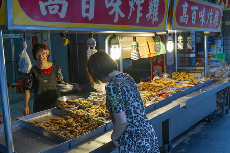 NEW TAIPEI CITY, TAIPEI, TAIWAN. NOVEMBER 2, 2014. Traditional street market in Taiwan with vendors selling street food.のeditorial素材