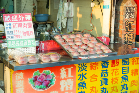 NEW TAIPEI CITY, TAIWAN - SEPTEMBER 11, 2015: Street food, oyster cake, at Danshui shopping areaのeditorial素材