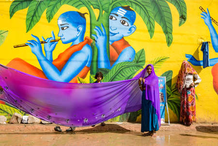 Indian women wearing saree after holy bath in ujjain kumbh mela, Indiaのeditorial素材
