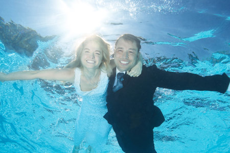 Bride and groom underwaterの写真素材