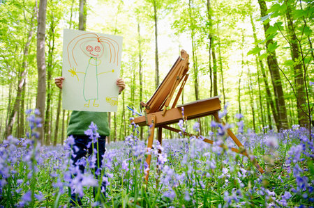 Girl painting in the forest, fun drawingの写真素材