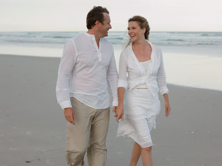 Couple walking on the beachの写真素材