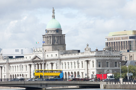 The Custom House and Georges Quay, Dublin, Irelandのeditorial素材